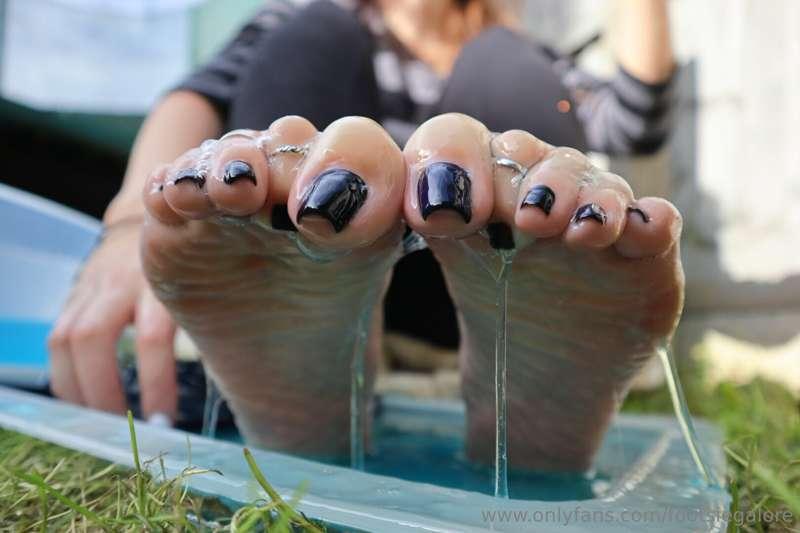 Slippery slimy soles Sunday! This feels so wet and slippery ..