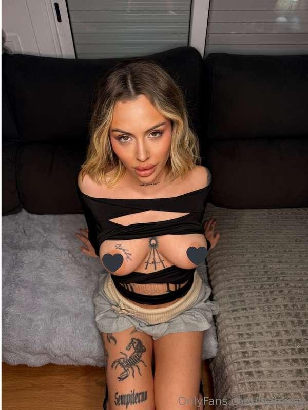 The perfect contrast - soft and dangerous at once 💋⚡