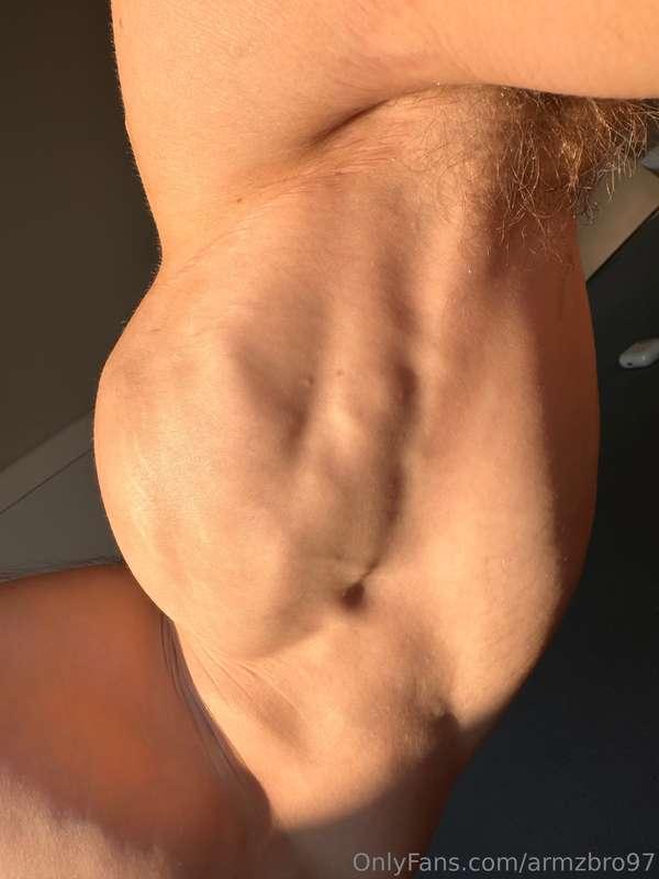 Big fucking biceps and armpits 😉💪