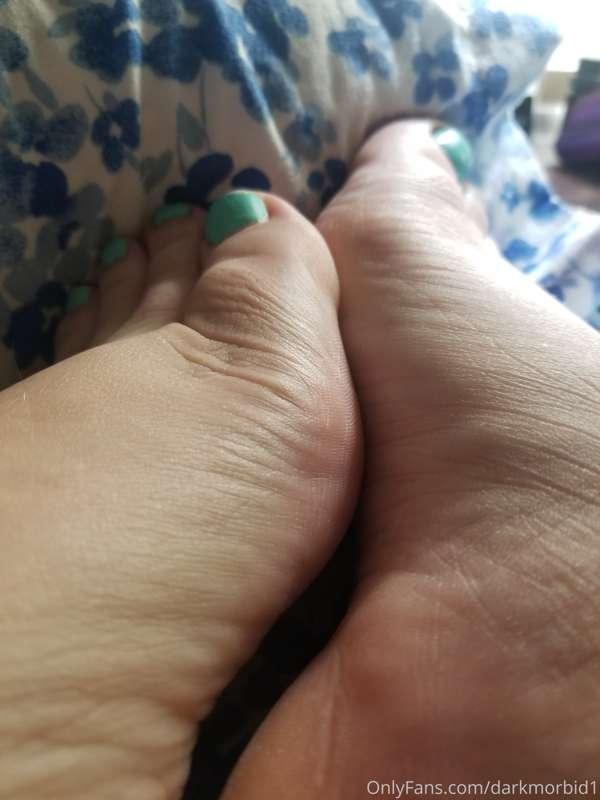 Friday is for feet and paychecks. Send. I know you want to 😈