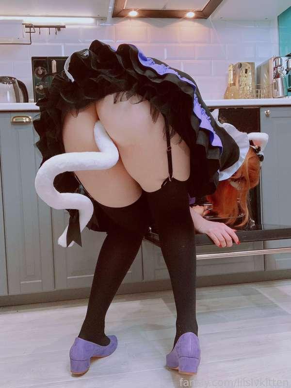 i need to bend over to clean up the oven.. please don’t look 😳