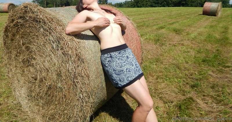 Handbra on hay