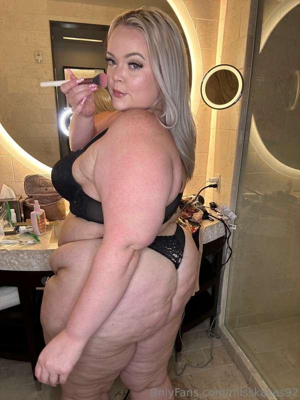 Getting ready for a night out ;) I wonder who’s gonna wanna ..