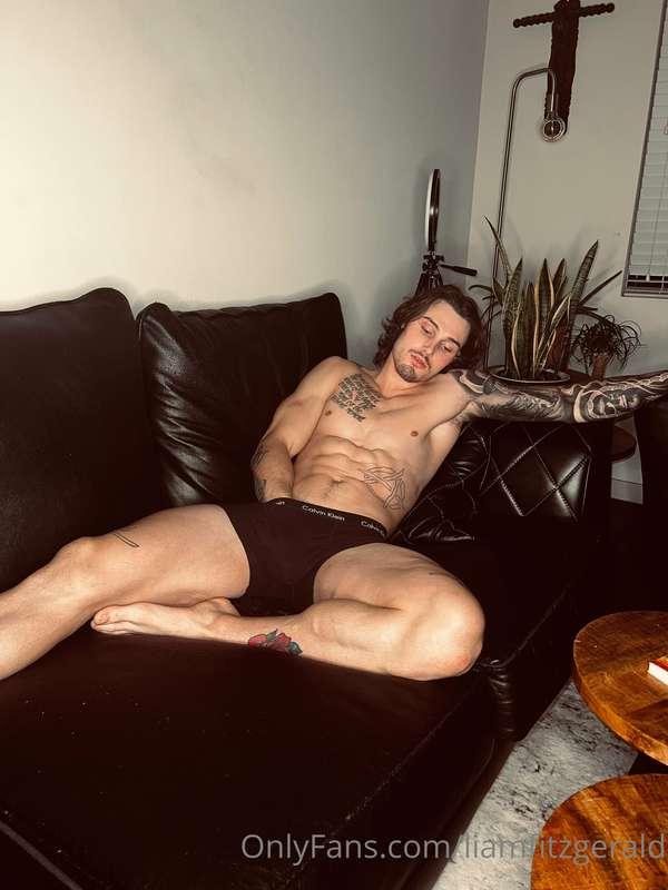 I love being naked🤷🏻‍♂️😉 
Check your DM’s for the rest of th..