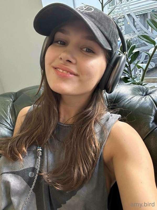 Hey, everybody. 💖 Going for a walk, I like to listen to musi..