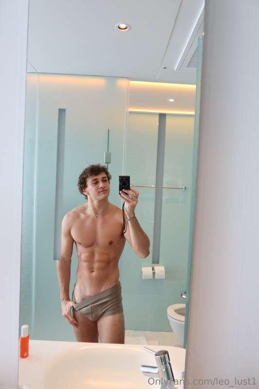 Perfect mirror and lighting for some back shots don’t you th..