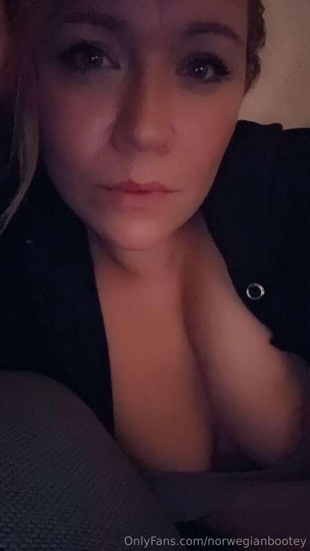 Hi babe 😘 What are you doing tonight? I’m waiting on your me..