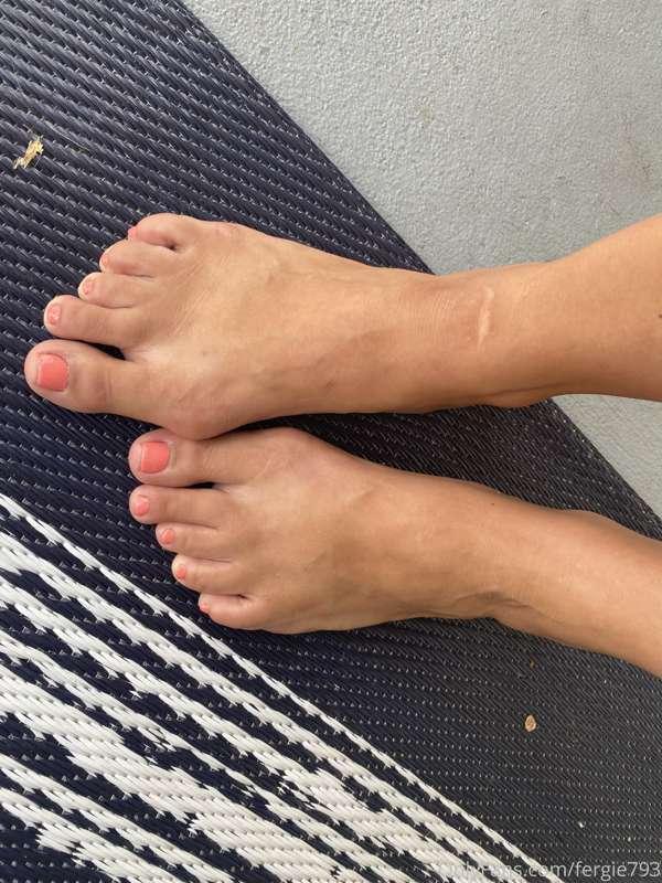 I forgot my white polish so coral it is.