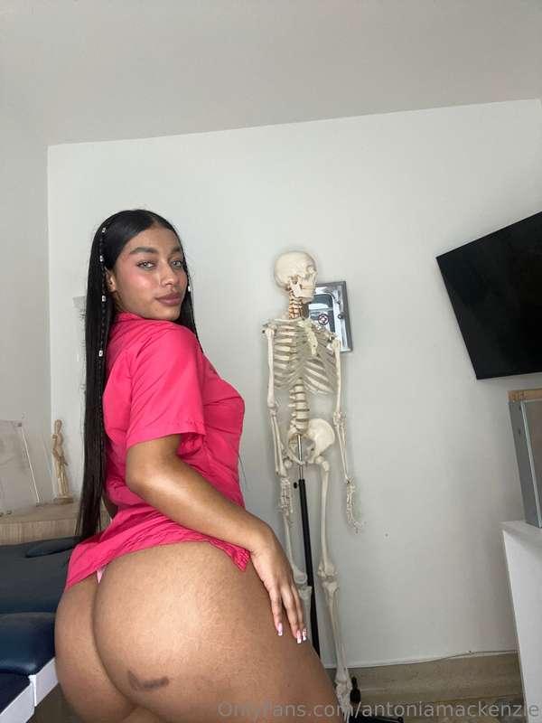 scrubs on top, bad girl on the bottom 😇 wanna be my patient ..