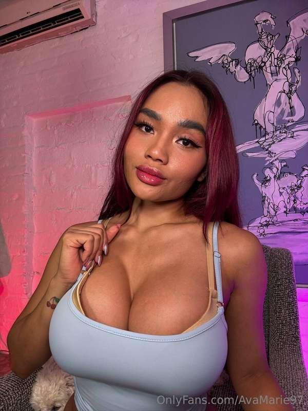 One hand on the strap… the other’s thinking of you 📲
