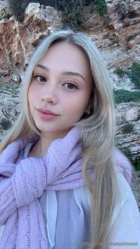 18 y/o @leaherikson broke up with her bf to start an OF!! 😍 ..