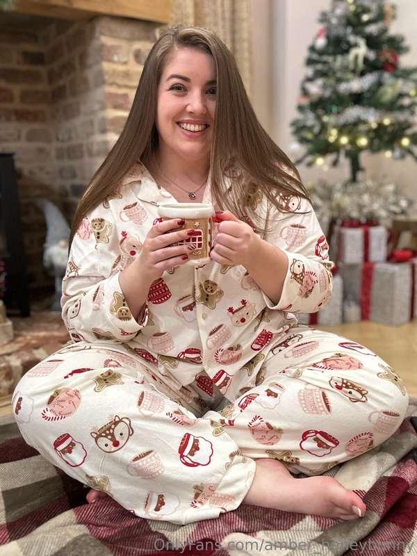 🎄 IT'S FINALLY CHRISTMAS TIME!! 🎄 I just wanted to take this..