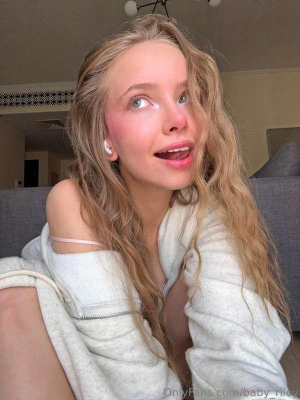 A girl with eyes that hide summer and little secrets 💦🌼