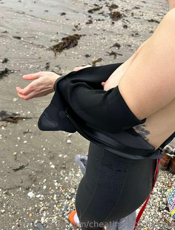 A little beach flash whilst getting out my wetsuit. 🤭