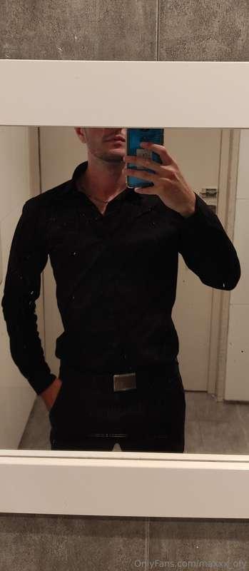 Hi, i'm Max..  I love posing in front of the mirror.. Do You..