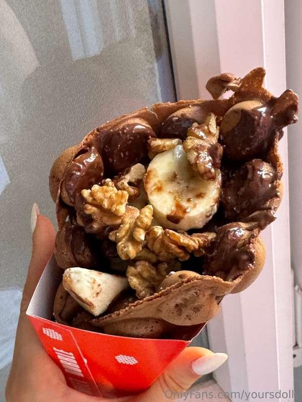 This is not just dessert. This is therapy in a cone.🍌 + 🍫 + ..