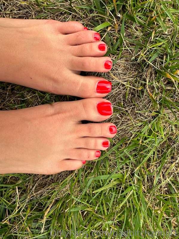love me some red toes🥰🥰