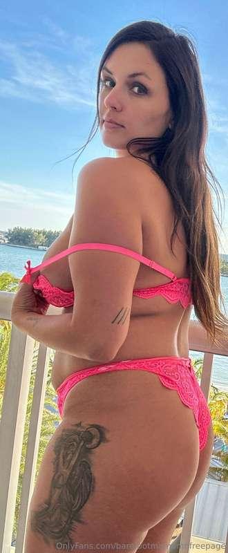 I’m having some trouble unhooking my bra. Can you come over ..