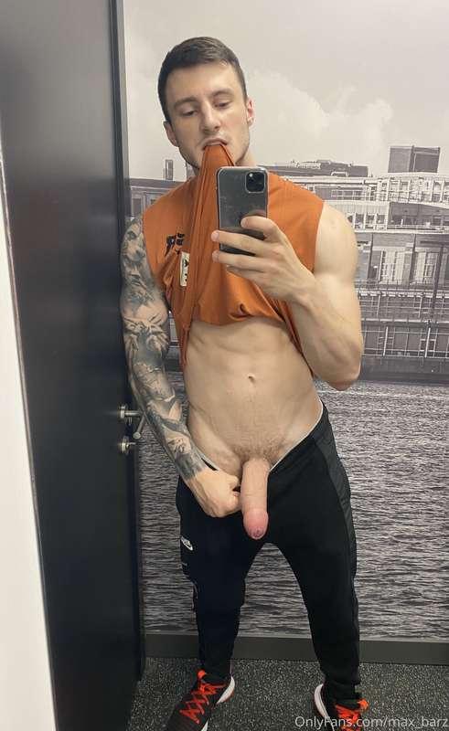 Just a quick selfie in a locker room 😝
