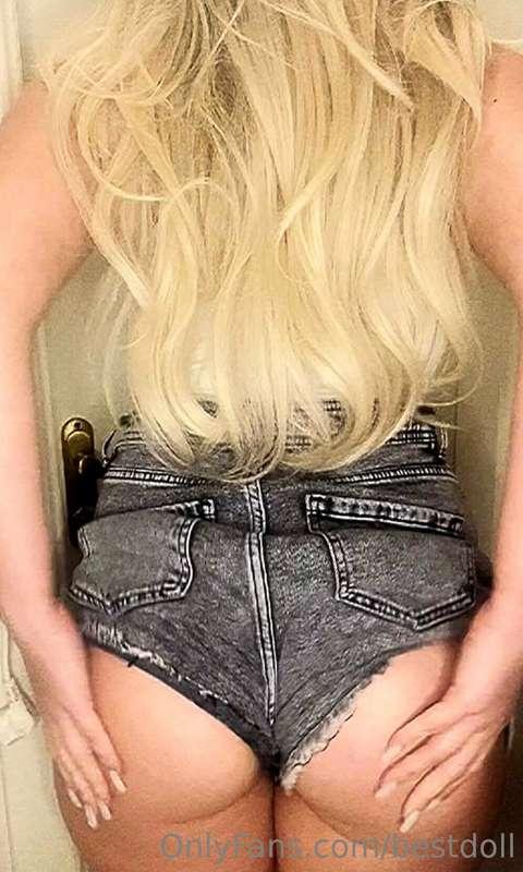 my ass looks great in these short 👆🥹😍