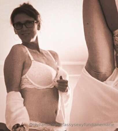 I only wear bras and panties to be sexy for you 😘😈