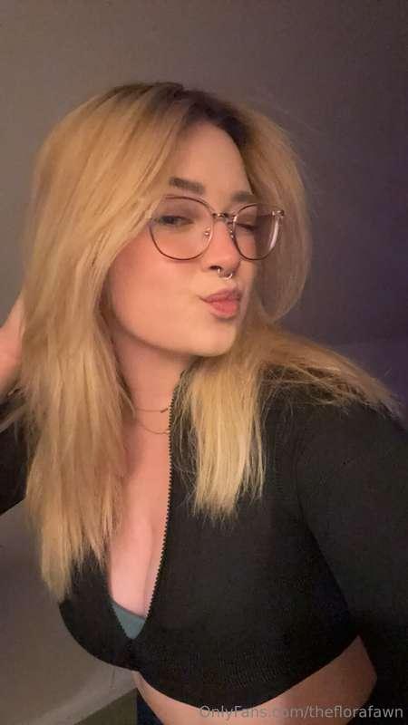 do i look better with glasses or no glasses? 🤔🤓