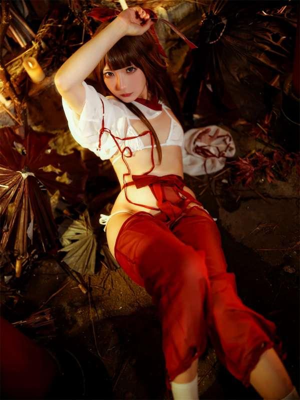 202504 The sexy witch with a perfect body prays for you