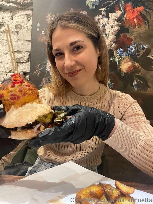 🍔🤤➡️➡️😅 ( I can’t comment this🤣 )