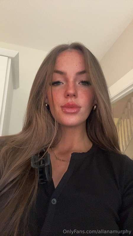 Do u prefer me wearing makeup or none ? 😈❤️