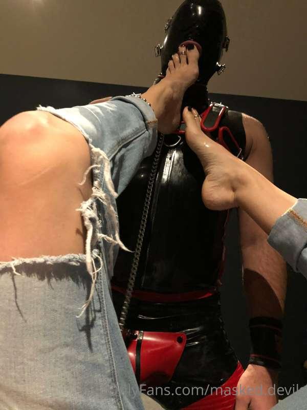 A mandatory foot worship before Mynx rubbers up 🦶 👅 😈