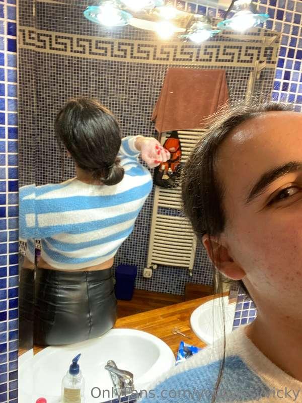 Fuck me in the bathroom? 😇🩵😋