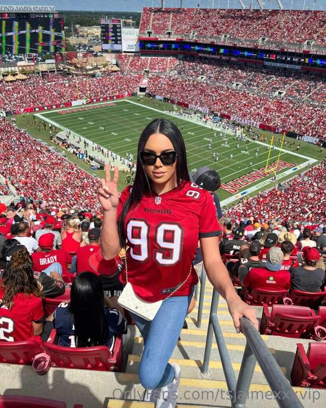 🏈Can’t wait for football SZN! Down Set Hike that ass in my D..