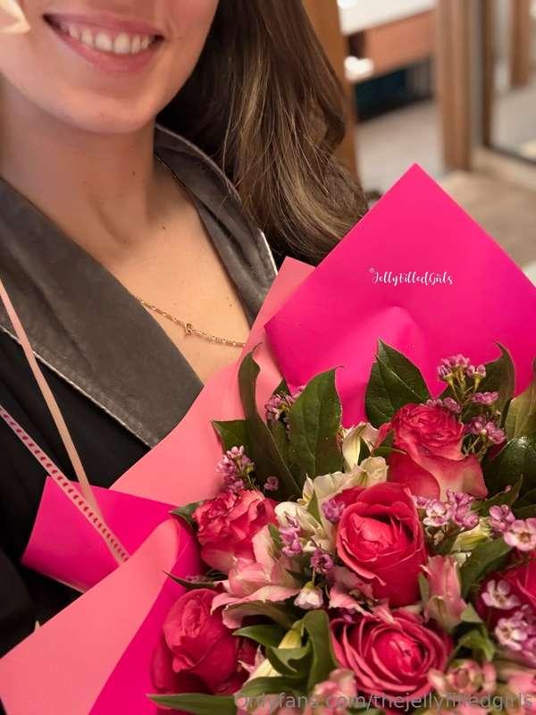 Set the scene 💐🥰 She brought her baby balloons, a bouquet an..