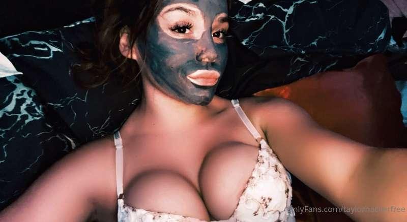 Goodnight 😘😘
Just turned my messages on🥴🥴