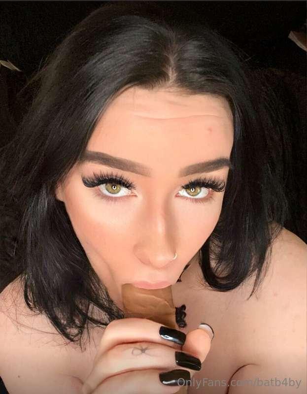 How can you resist these eyes?🖤