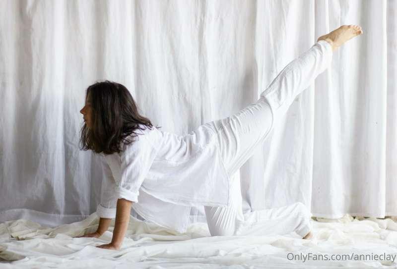 Estiro mi cuerpo para sentir cada imposibilidad
I stretch my..