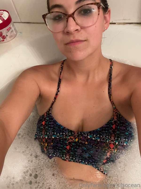 Wanna see more? 😉😩 also glasses or no?