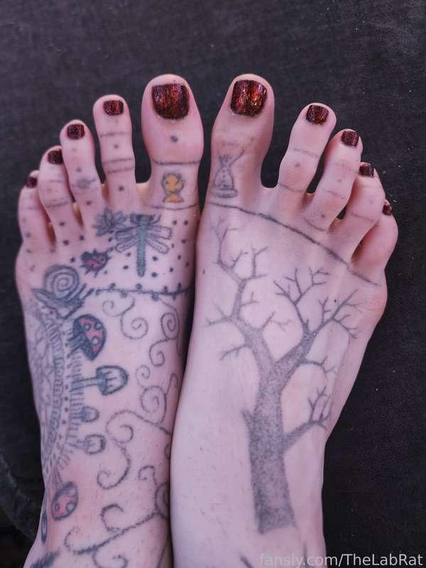 ❤️New nails!❤️


#FYP #SFW #nailpolish #glitter #gelnails #feet #toes #goth #alt #tattoos