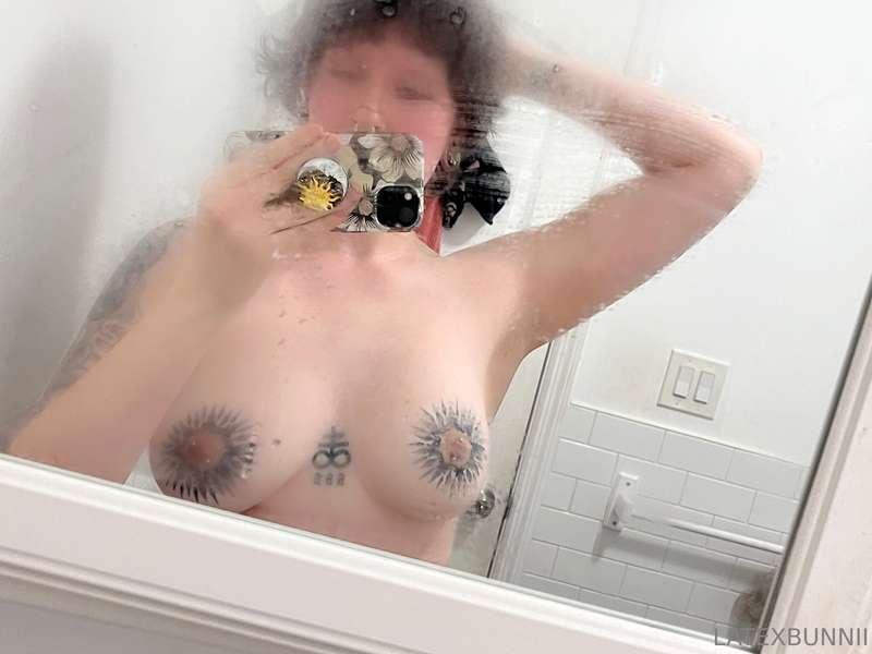 Steamy shower pics to end your night off well 😘