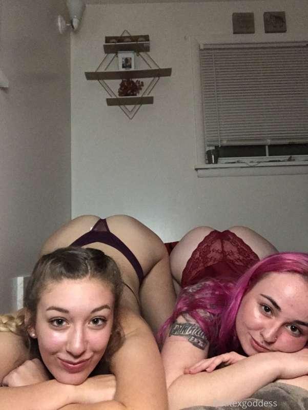 Wanna bend me over while I eat her out? 🤤 @sexybeekeeper