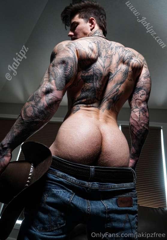 Become a VIP & let this biiig cowboy take good care of you 😏..