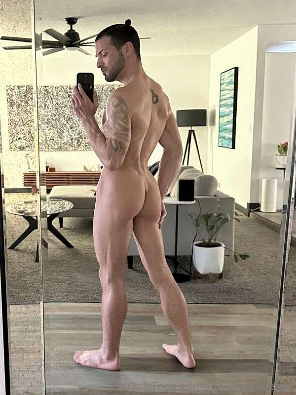 Grr! Back in the oven for these cakes 🍑🏋🏻