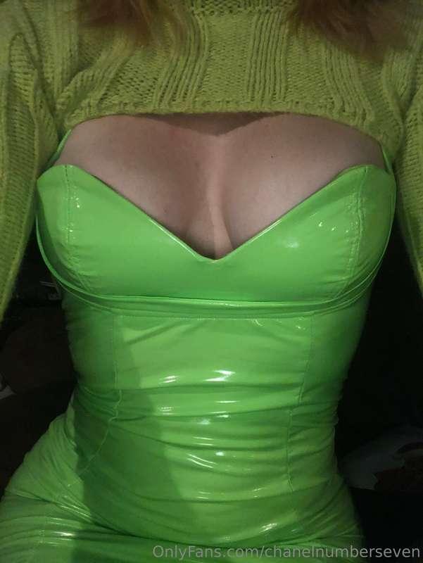 Obsessed with this green dress 🥵😍 do you like it?