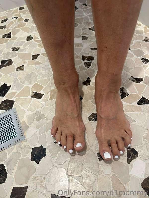 BIG mama wiggles her toes in the shower 😏😏❤️ in your DM’s!