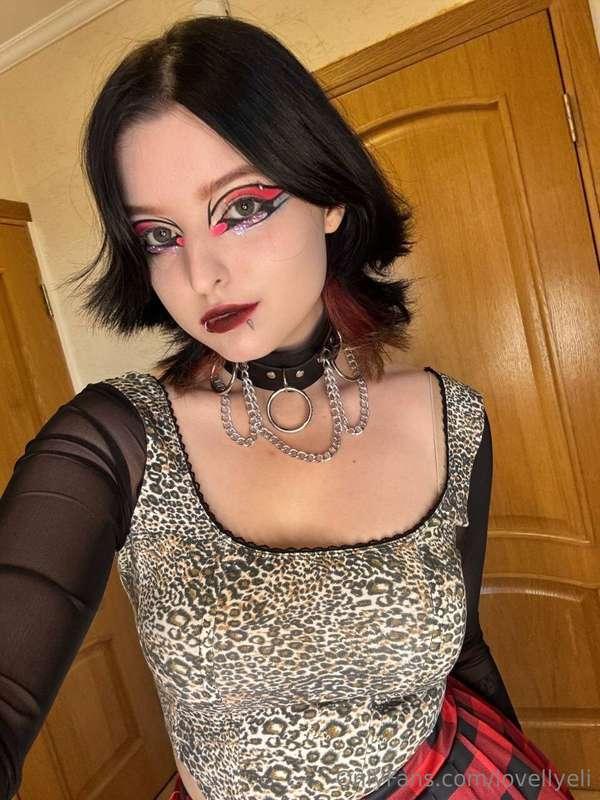 Hi, my love. How do you like my look today? 💜