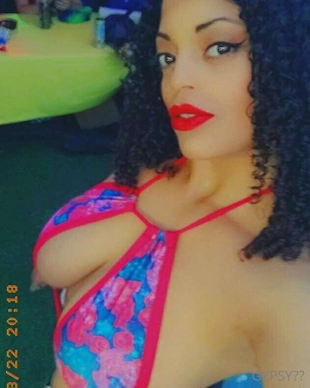 Roses 🌹 are red
Violets are blue 💙 
I'm getting horny
How ab..