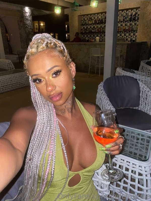 Happy Friday here’s a Selfie from my sexy solo night out 💚🌹