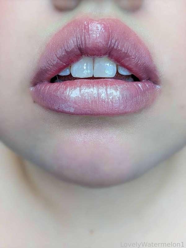 Here's a pretty yet subtle look for today ☺️💕 it's a greyish purple lipstick topped with a pearly frost lipstick! Very pretty, almost reminds me of an oyster haha! 🦪🩷 

#FYP #LipstickFetish #Lipstick #Lips #LipGloss #MouthFetish #Mouth #Oral #Tongue #Tease #UpClose #Kisses #LovelyWatermelon1 #MoodyWatermelon1