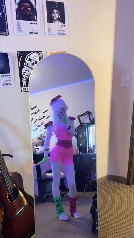 Behind the scenes Chica
