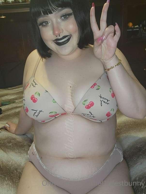 hi!! i hope you think i look sexy in my undies and panties! ..